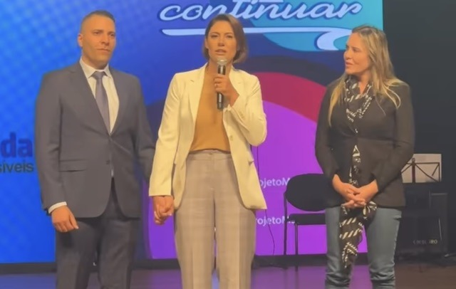 1º REENCONTRO DEPOIS DAS ELEIÇÕES | Celina Leão e Michelle Bolsonaro assistem espetáculo de projeto musical e lancham em barraquinha de cachorro-quente em Ceilândia