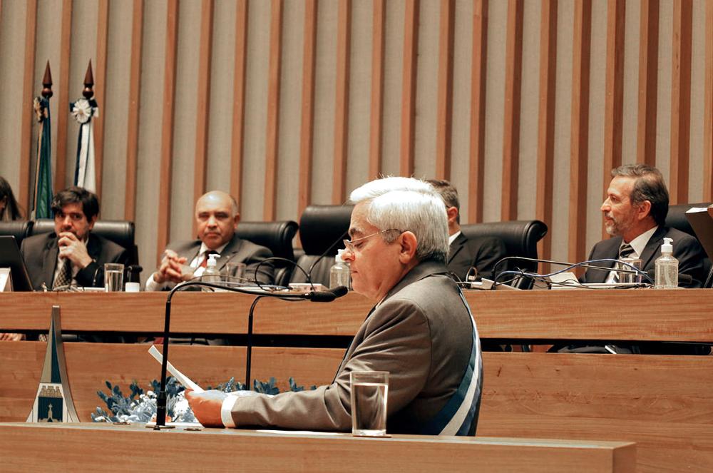 ORDEM DO MÉRITO LEGISLATIVO | Desembargador Roberval Belinati, presidente do TRE-DF, é condecorado com medalha