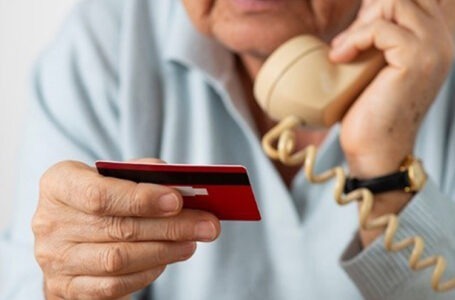 PARA EVITAR GOLPES | Caiado sanciona lei que proíbe a oferta de empréstimos para idosos por telefone em Goiás