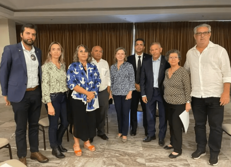 foto da cúpula do PT-DF com Gleisi Hoffmann