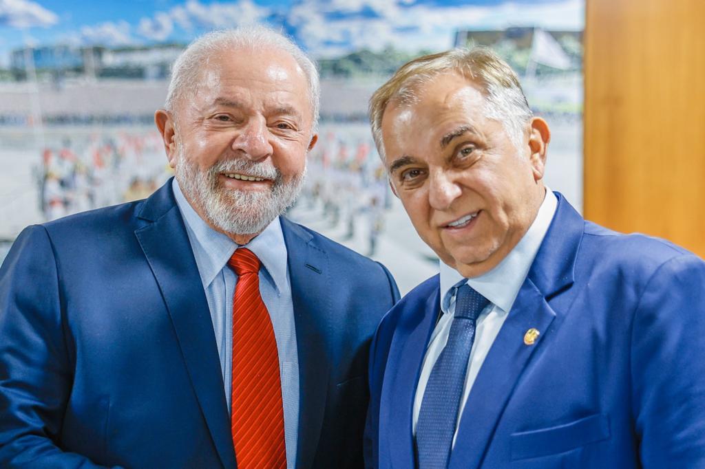 Foto do senador Izalci e presidente Lula