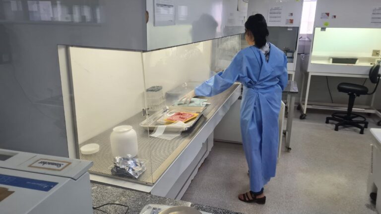 CONTROLE DE QUALIDADE | Lacen-DF monitora alimentos e água para evitar surtos e infecções comunitárias