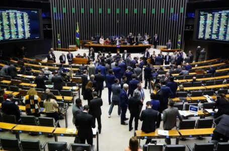 LEGISLANDO EM CAUSA PRÓPRIA | Câmara aprova projeto que tipifica como crime discriminar políticos