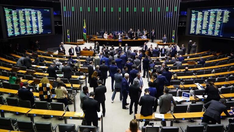 LEGISLANDO EM CAUSA PRÓPRIA | Câmara aprova projeto que tipifica como crime discriminar políticos
