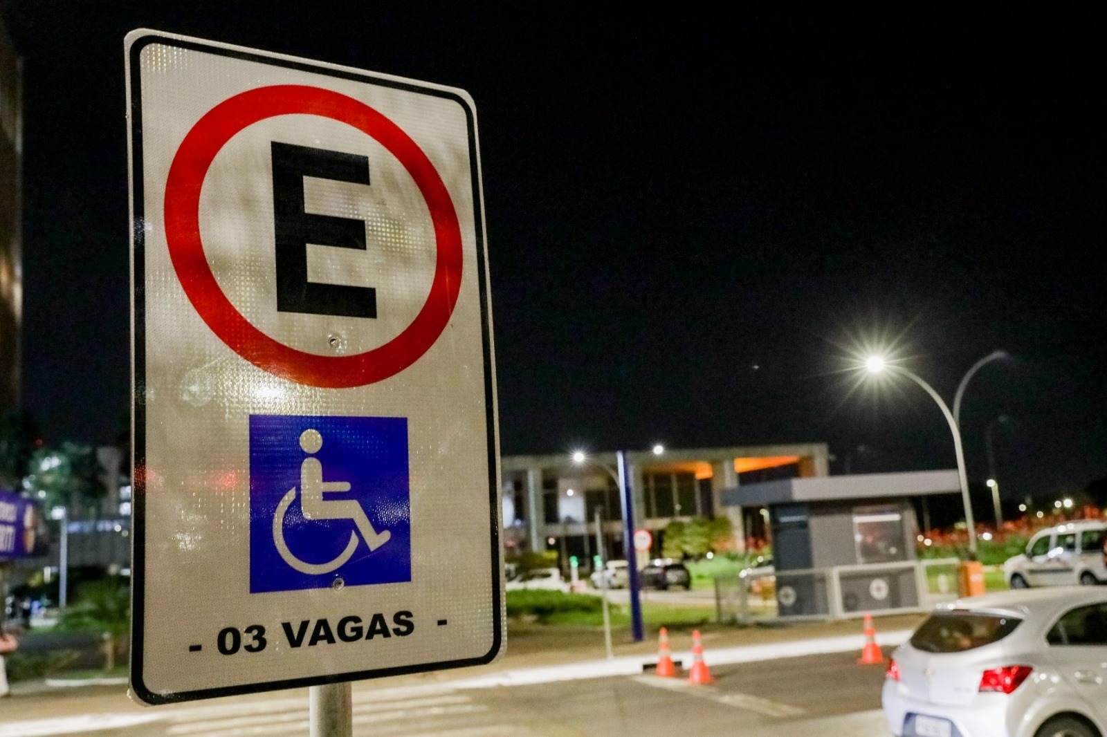 COM CREDENCIAL ESPECIAL | Autistas têm direito a estacionar em vaga preferencial