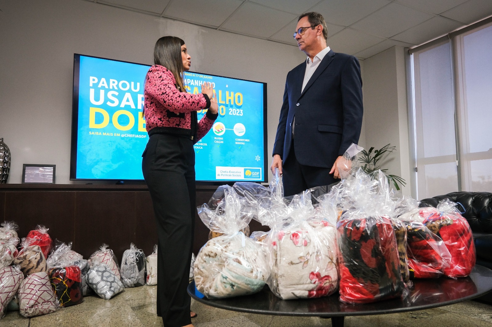 AGASALHO SOLIDÁRIO 2023 | Fecomércio-DF doa 180 kits com cobertores para a campanha do GDF