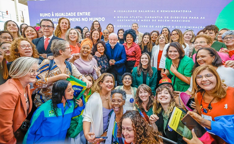 DIREITOS IGUAIS | Lula sanciona lei que determina igualdade salarial entre homens e mulheres