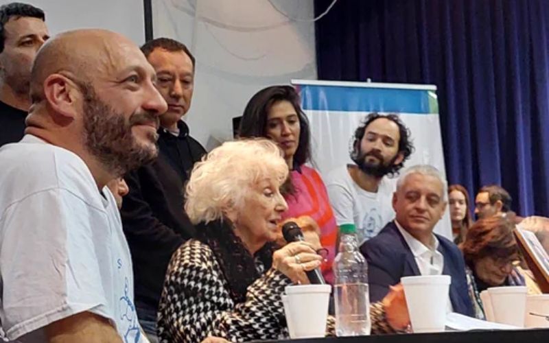 DEPOIS DE TANTO ANOS | Avós encontram neto n° 133 sequestrado pela ditadura argentina