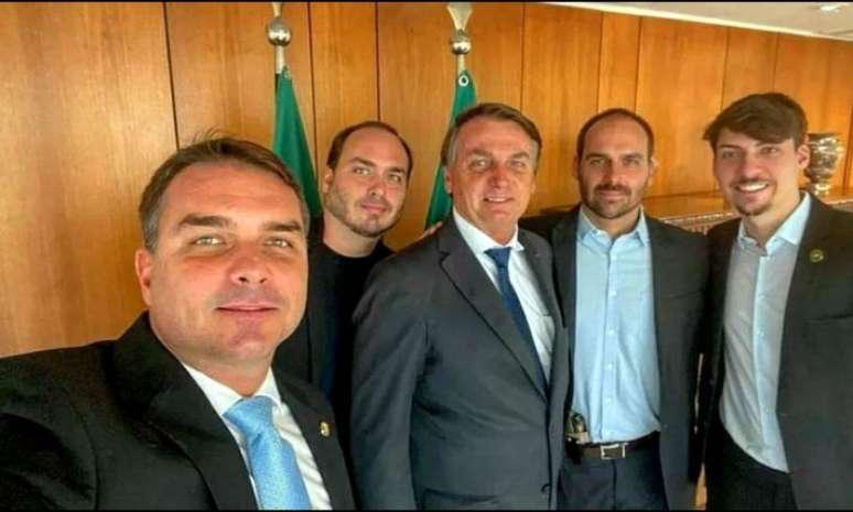 ELES ACHARAM RUIM | Filhos de Bolsonaro reclamam de divulgação de valores de doações via Pix para o ex-presidente que ultrapassa R$ 17 milhões