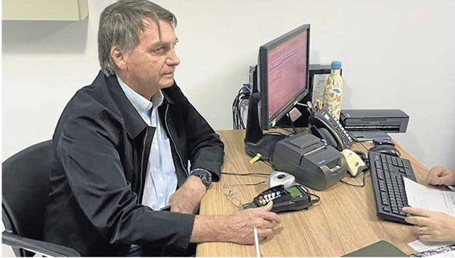 PAGOU A MULTA | Bolsonaro foi pessoalmente ao banco quitar a dívida de mais de R$ 900 mil com o Estado de São Paulo por não usar máscara