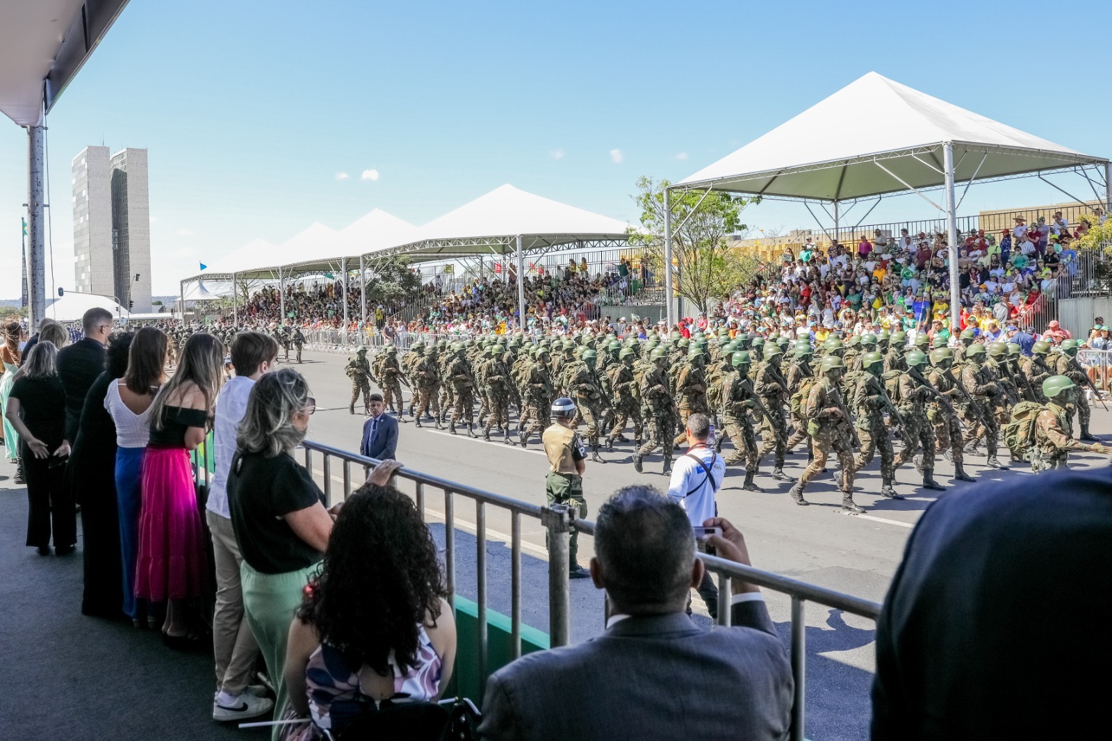 APÓS O DESFILE | Serviço de Limpeza Urbana (SLU) recolhe mais de sete toneladas de lixo na Esplanada