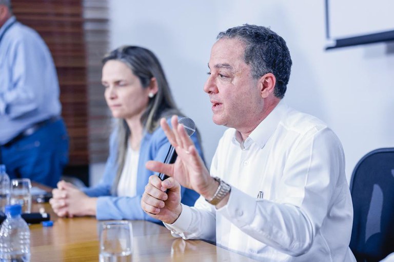 APÓS CIRURGIA NO QUADRIL | Lula dá primeiros passos com andador e supera as expectativas da equipe médica