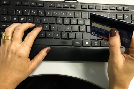 NOVAS REGRAS | Deputados aprovam proposta de limite de cartão de crédito e programa Desenrola