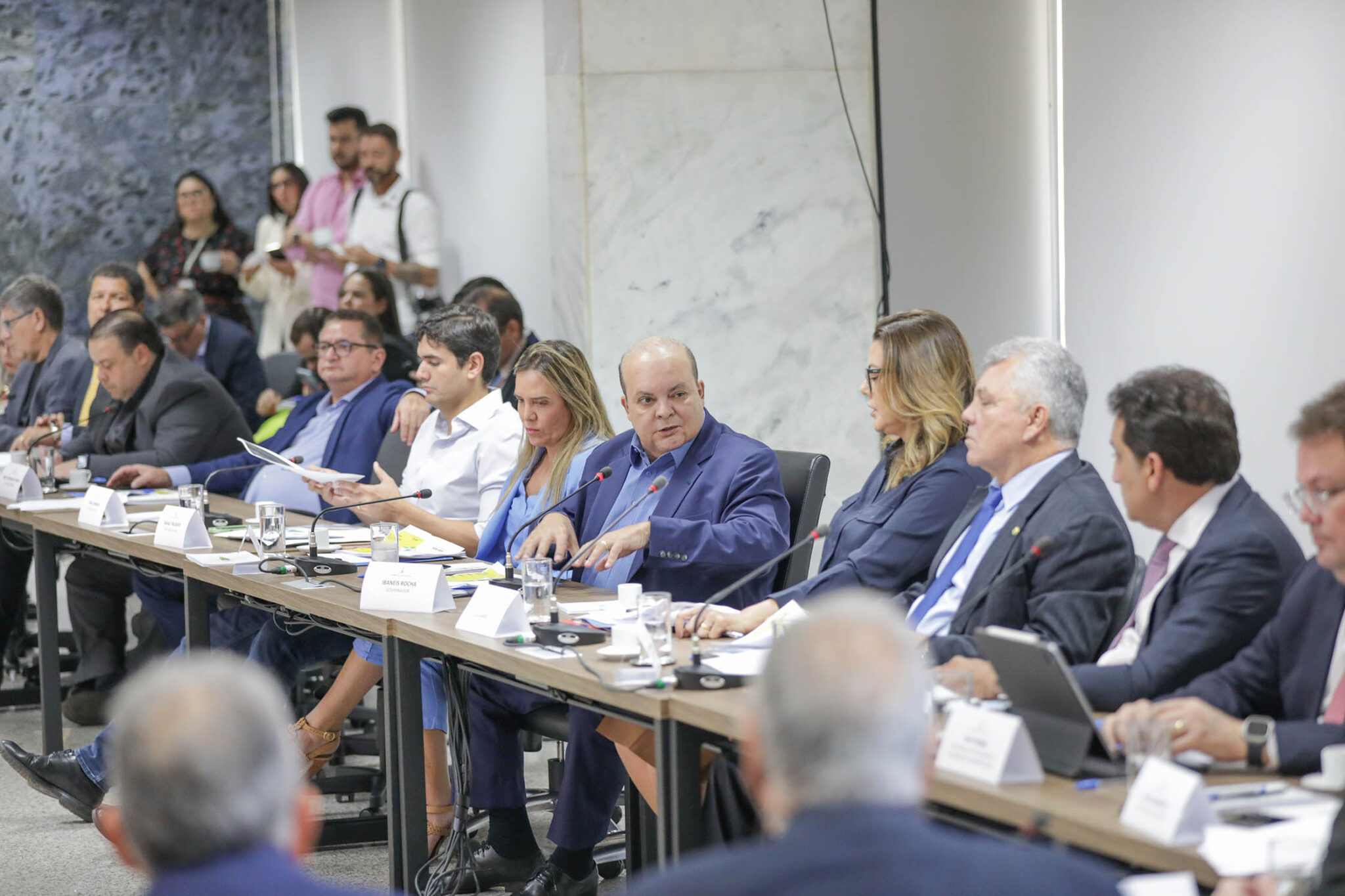 EM BUSCA DE INVESTIMENTOS | Ibaneis Rocha reúne bancada federal e apresenta projetos de interesse do GDF aos parlamentares