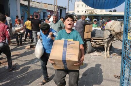 GUERRA NO ORIENTE MÉDIO | Multidão invade armazéns da ONU em busca de comida em Gaza