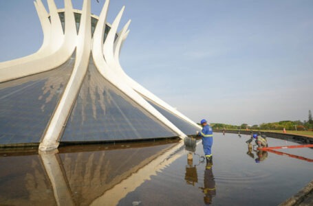 FALTA DE RESPEITO | Às vésperas das comemorações da Padroeira do Brasil, 200 metros de cabos de cobre dos refletores da Catedral são furtados