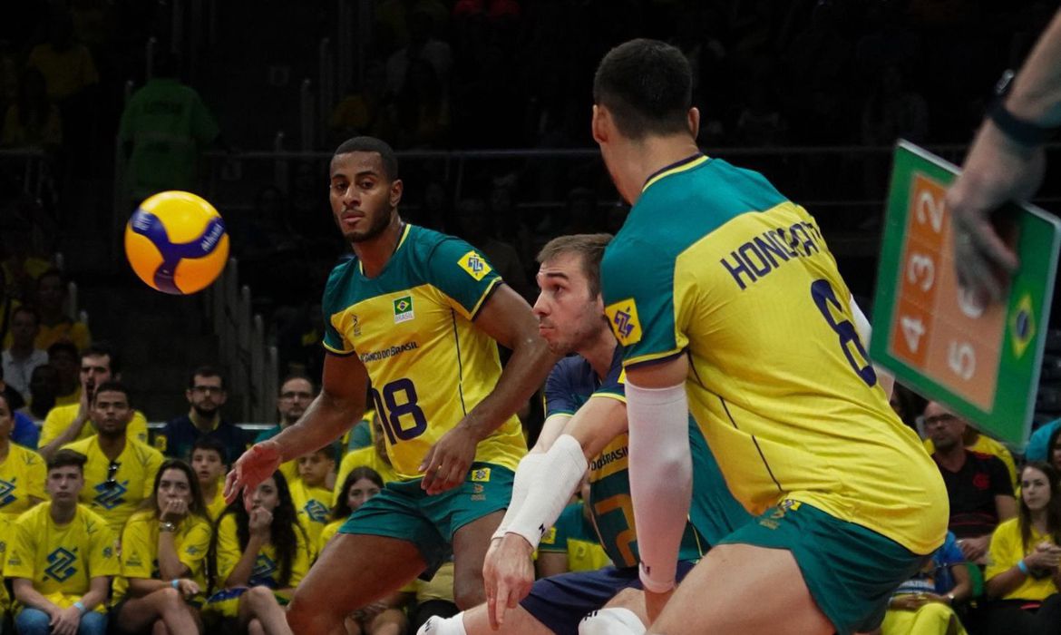 OLIMPÍADA DE PARIS | Seleção brasileira de vôlei masculino vence a Itália e carimba o passaporte rumo a França