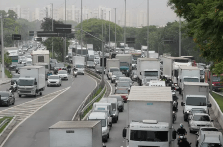 EM PROTESTO CONTRA A PRIVATIZAÇÃO | São Paulo registra 598 km de congestionamento nas vias da cidade e trânsito acima da média com paralisação do metrô e trens da CPTM