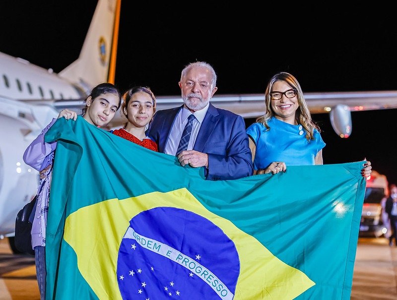 RECEPÇÃO PLANEJADA | Com semblante abatido, Lula usa repatriação de brasileiros de Gaza para abafar proximidade de seu governo com crime organizado