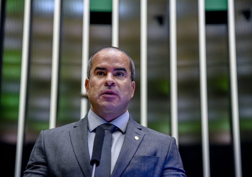 AS DUAS CARAS DE FRED LINHARES | Federal de primeiro mandato, o apresentador de TV se vale da notoriedade para criticar GDF nas redes sociais, mas tem uma legião de aliados com cargos no governo