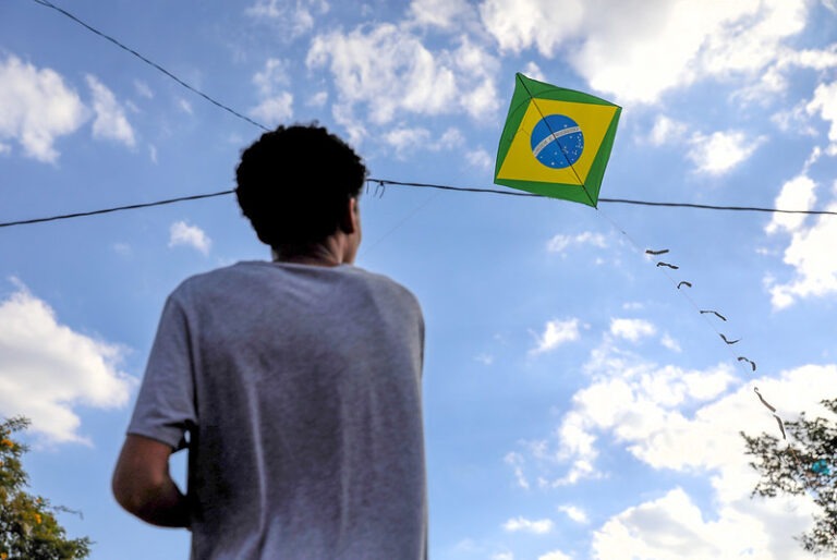 FÉRIAS ESCOLARES | Pais devem ter atenção redobrada para evitar acidentes com pipa