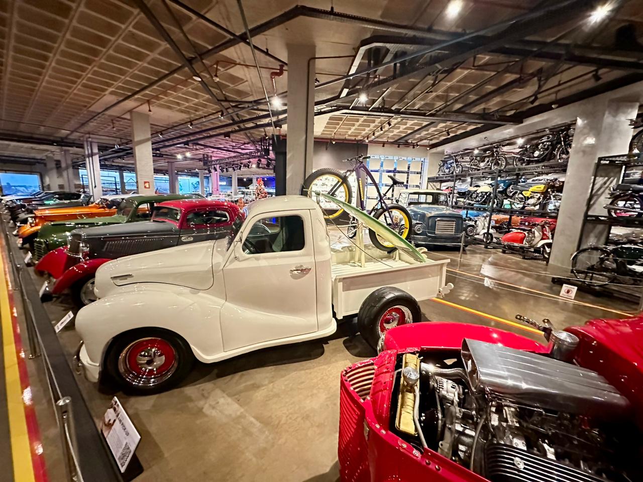 V12 AUTO CLUB | Espaço próximo ao Aeroporto de Brasília conta uma vasta coleção de carros, motocicletas e outros veículos antigos