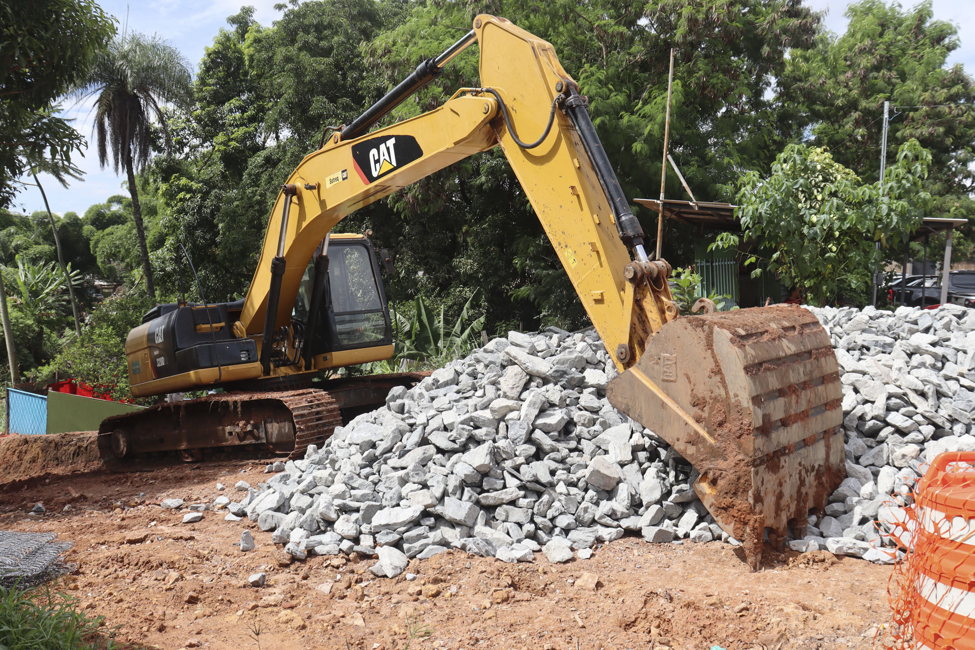 VILA CAUHY | Equipes da Novacap iniciam reconstrução de ponte arrastada pela chuva