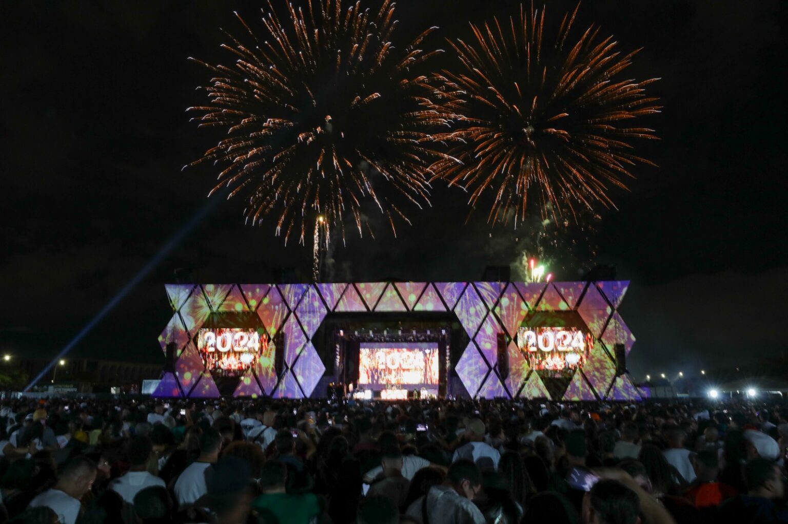 VIRADA DO ANO | Festa na Esplanada reúne mais de 80 mil pessoas