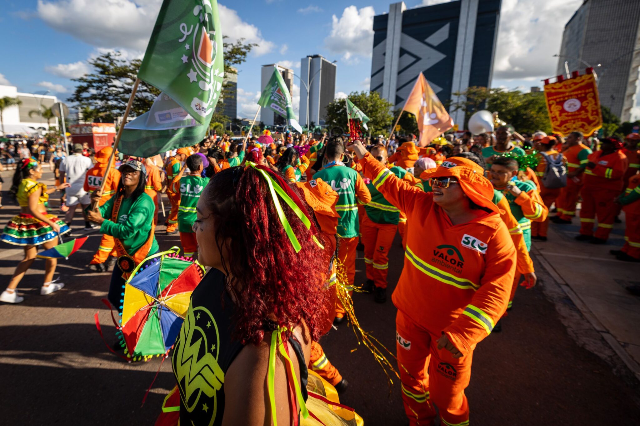 FOLIA LIMPA BSB | SLU/DF vai premiar os 10 blocos de Carnaval que menos sujaram; cerimônia será no dia 29