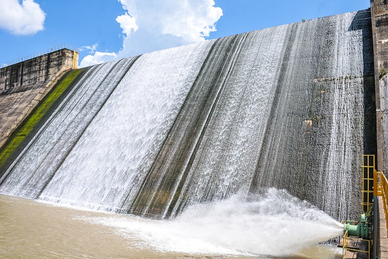 ANTES DA DATA ESPERADA | Responsável por abastecer 60% da população do DF com água, Barragem do Descoberto verte