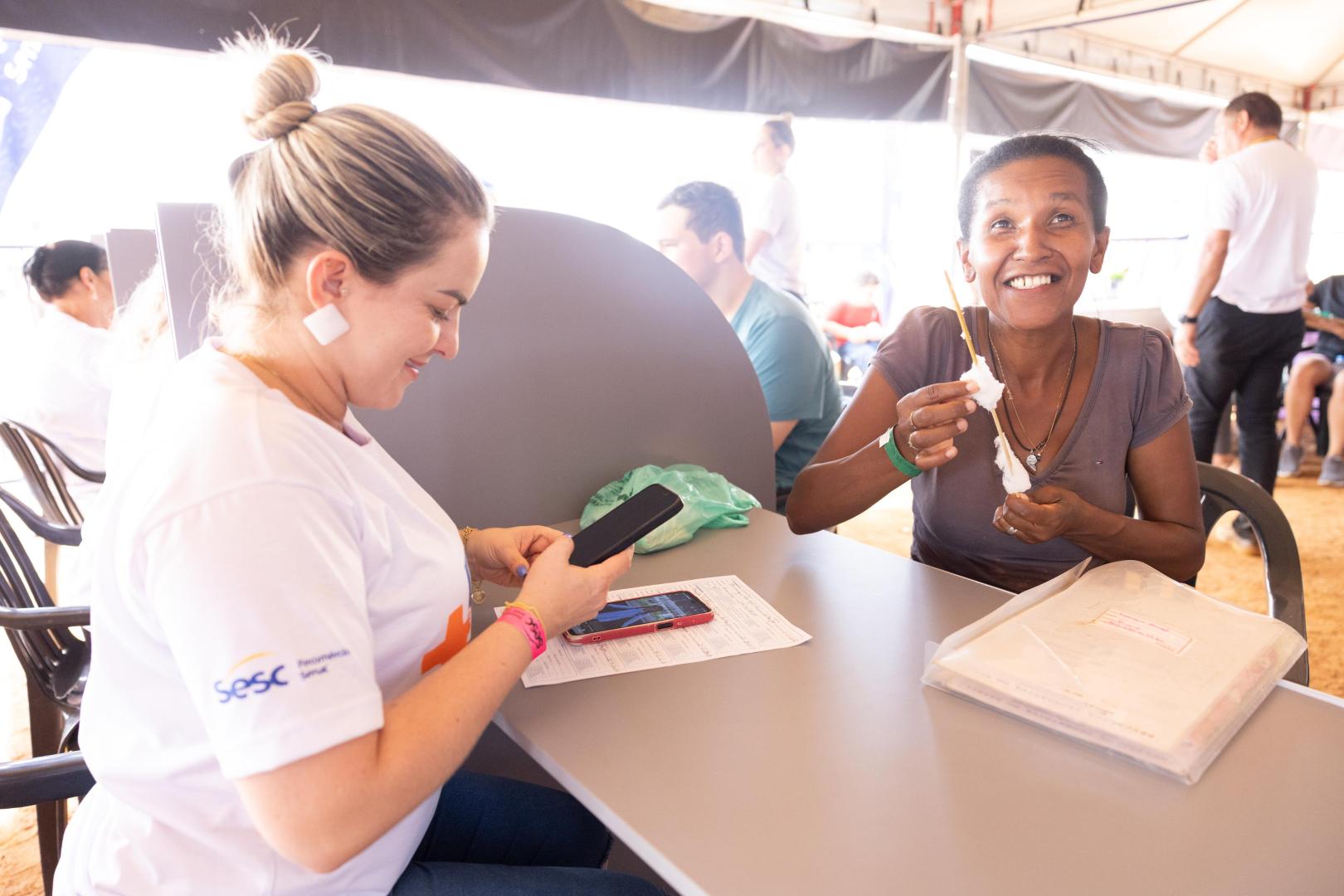 FECOMÉRCIO MAIS PERTO DE TODOS | Projeto realiza quase 4 mil atendimentos gratuitos em Arniqueira no fim de semana