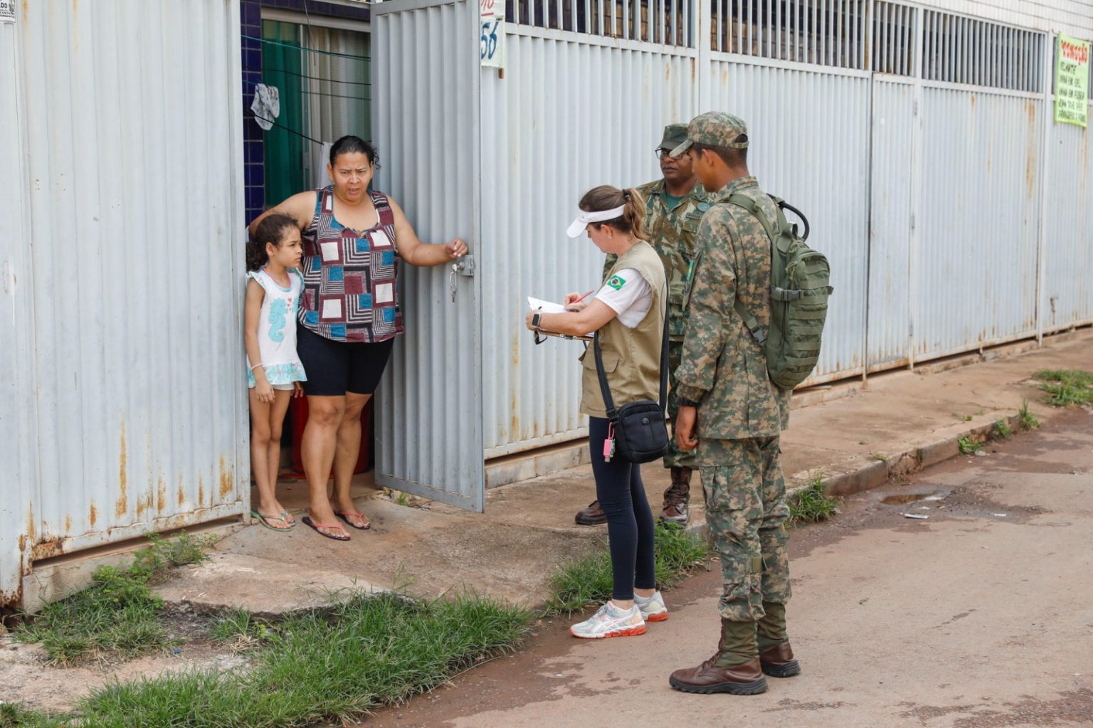 COMBATE À DENGUE | Moradores de Arniqueira são os primeiros a receber a visita de militares da Marinha