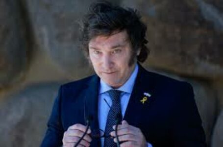 MILEI ENTRA EM AÇÃO | Presidente argentino anuncia que vai demitir 70 mil servidores públicos