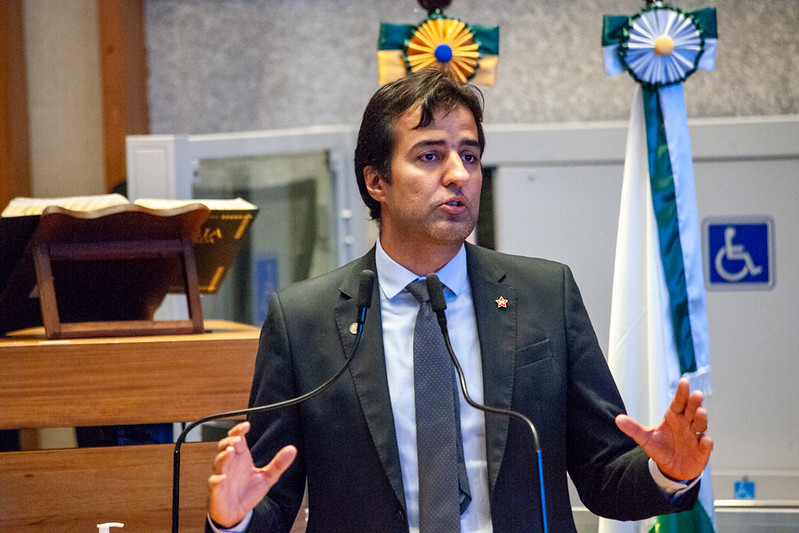 MEME COM BELO E GRACYANNE | Distritais criticam atitude de Gabriel Magno; Por que o petista não fez o mesmo quando o filho de Lula bateu em sua ex-mulher?