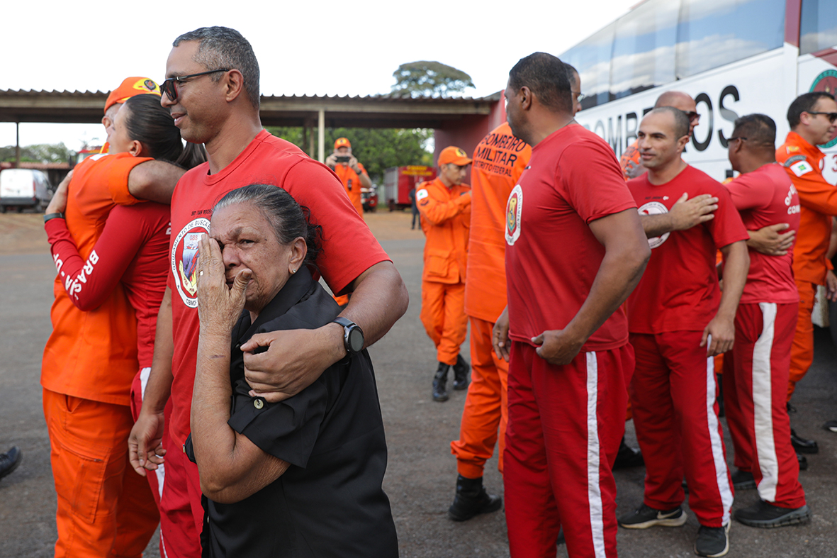 DE VOLTA PARA CASA | Primeira equipe de bombeiros do DF que estava no Sul retorna de missão humanitária