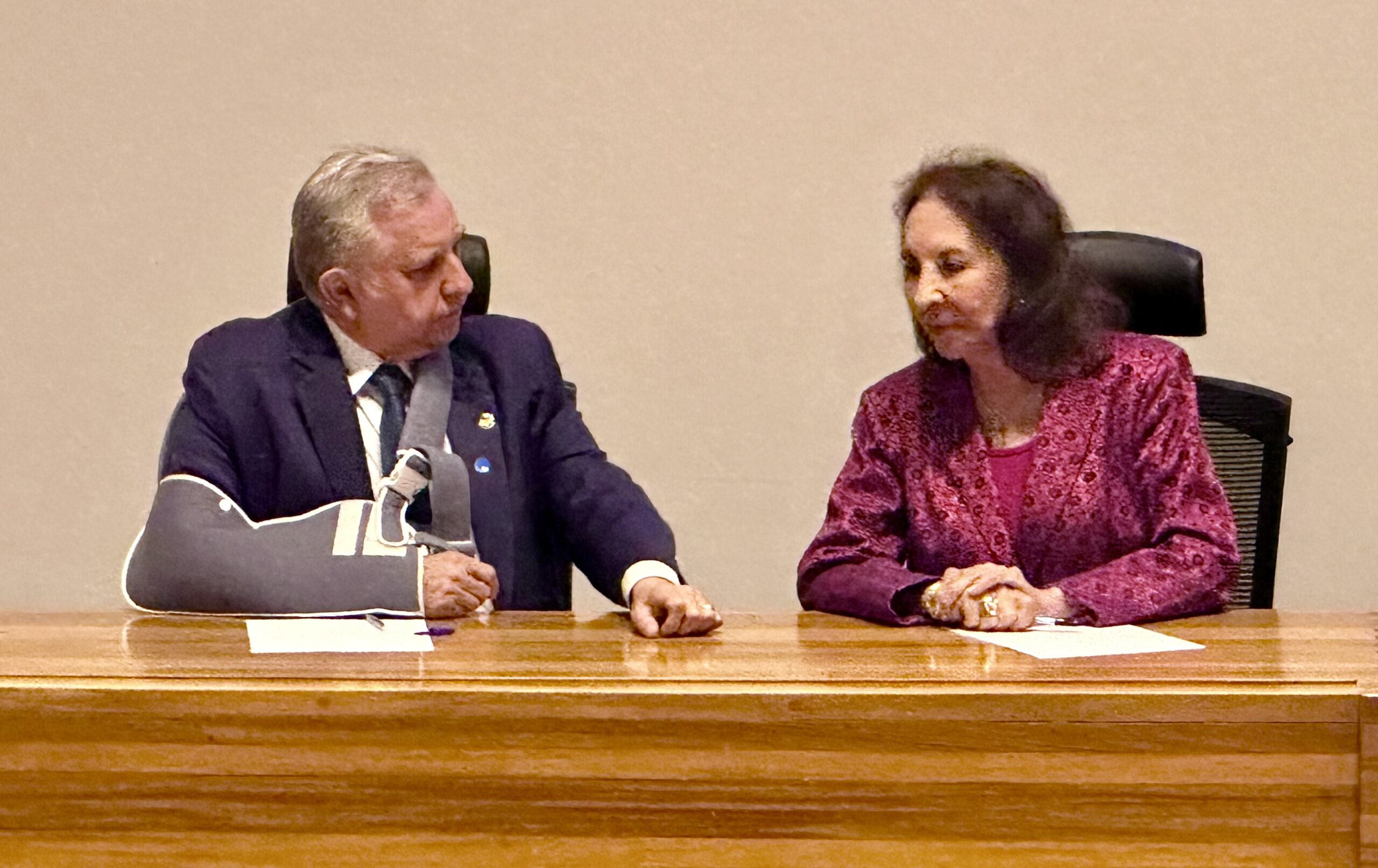 Ex-tucanos que não se bicam, Abadia e Izalci trocam afagos em evento na CLDF