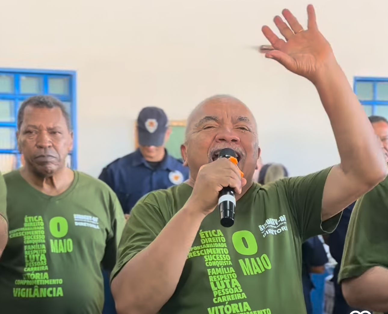 Chico foi recebido com festa pelos vigilantes no clube