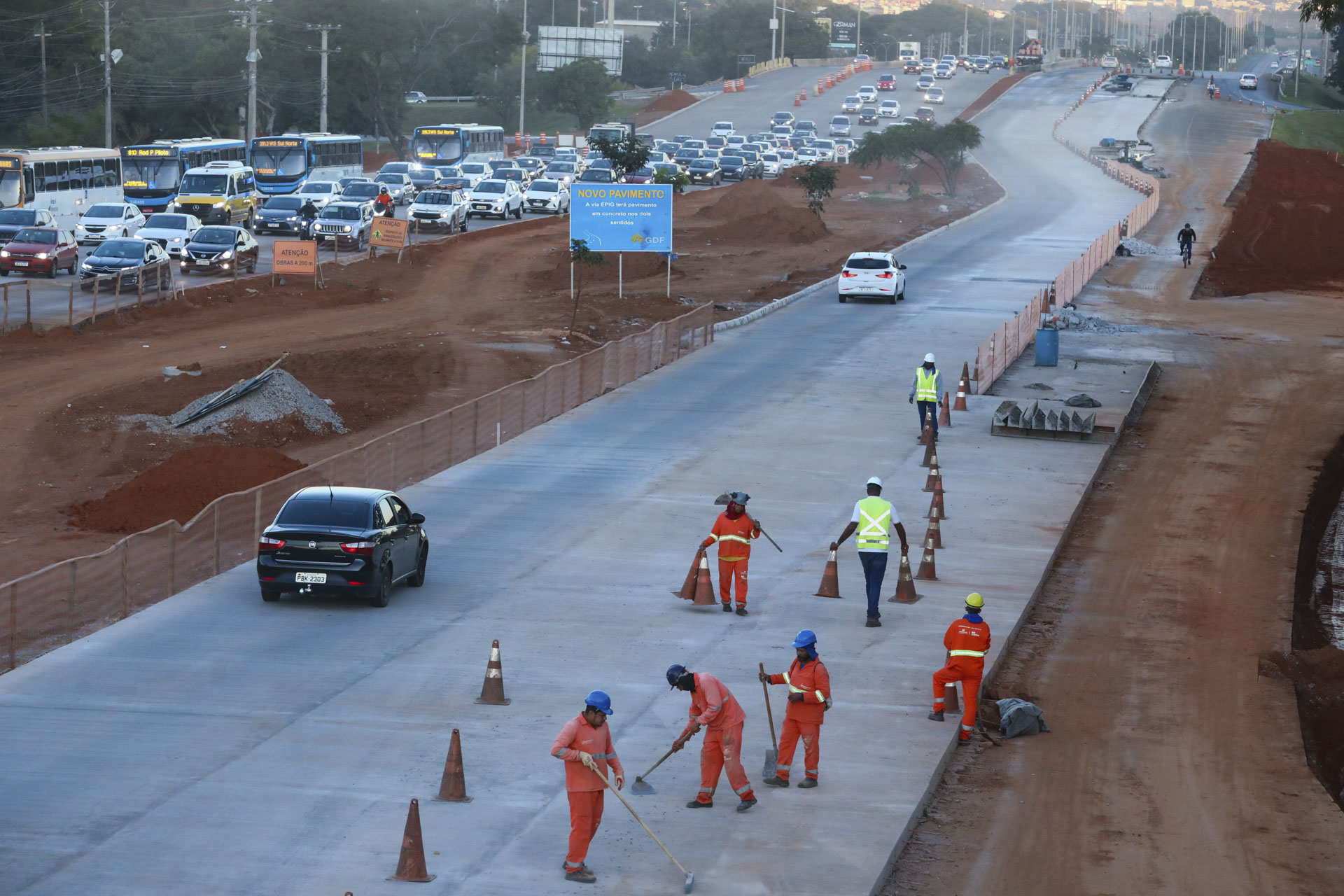 TRÂNSITO NA EPIG | Mais uma faixa de pavimento rígido em concreto da via é liberada