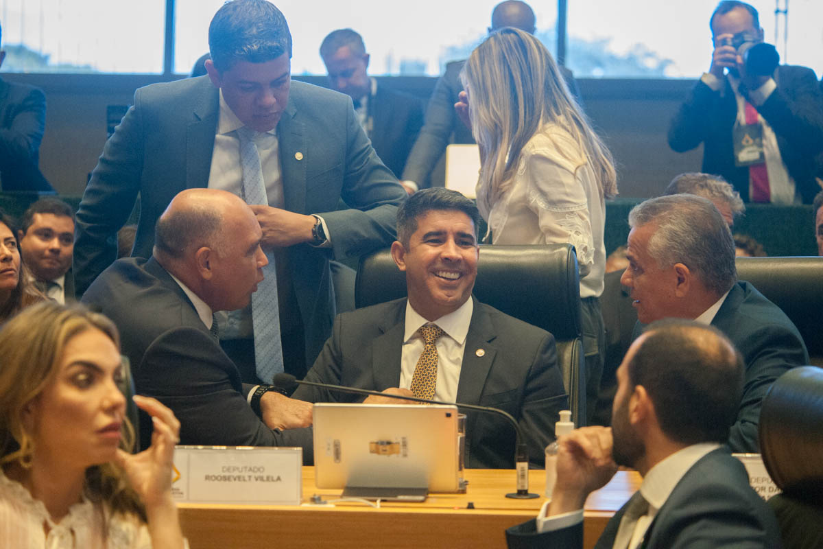 A bola está com Wellington Luiz e a base aliada