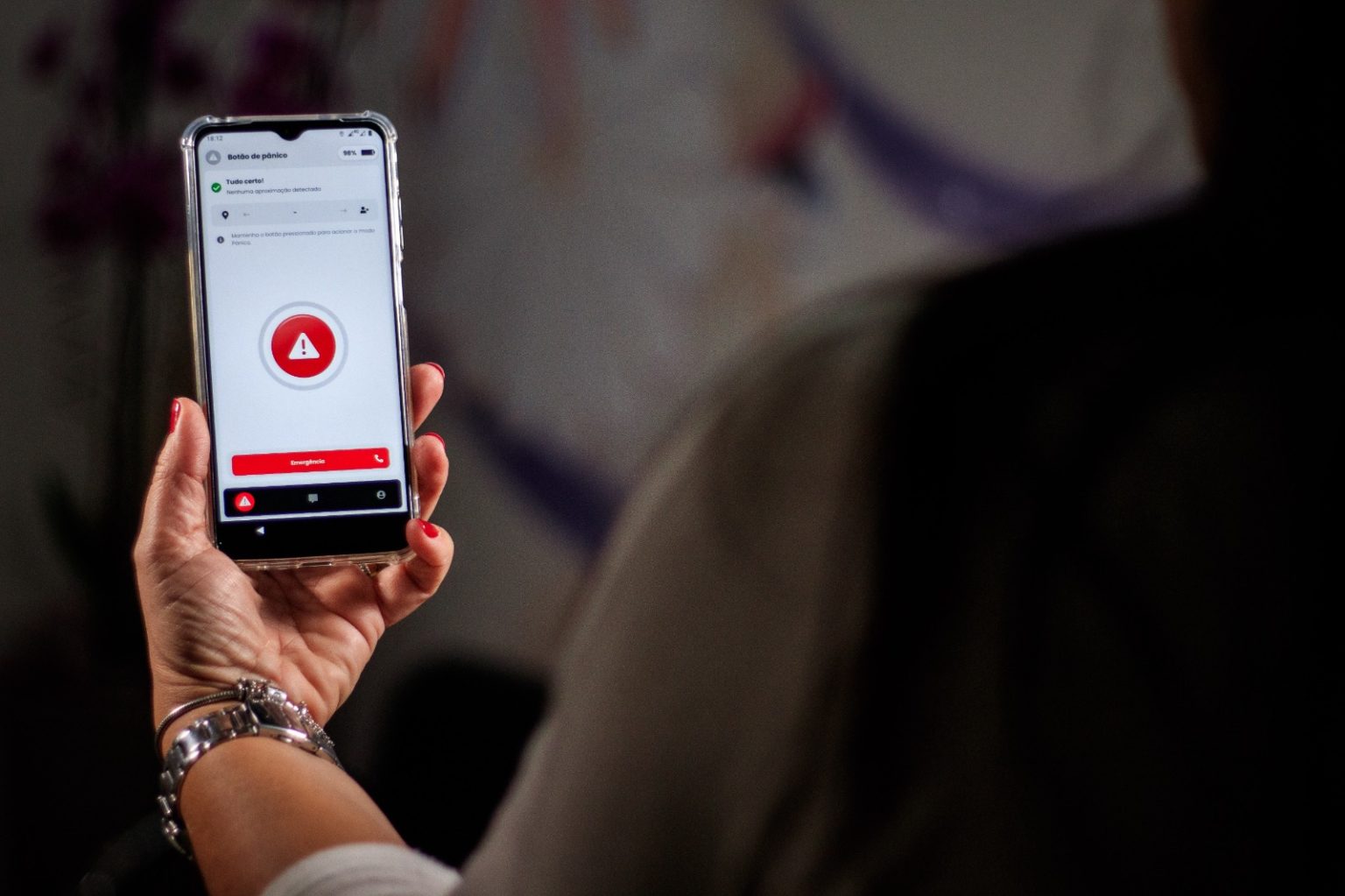 VIVA FLOR | Serviço de monitoramento de agressores por meio de aplicativo já realizou 18 prisões em 2024