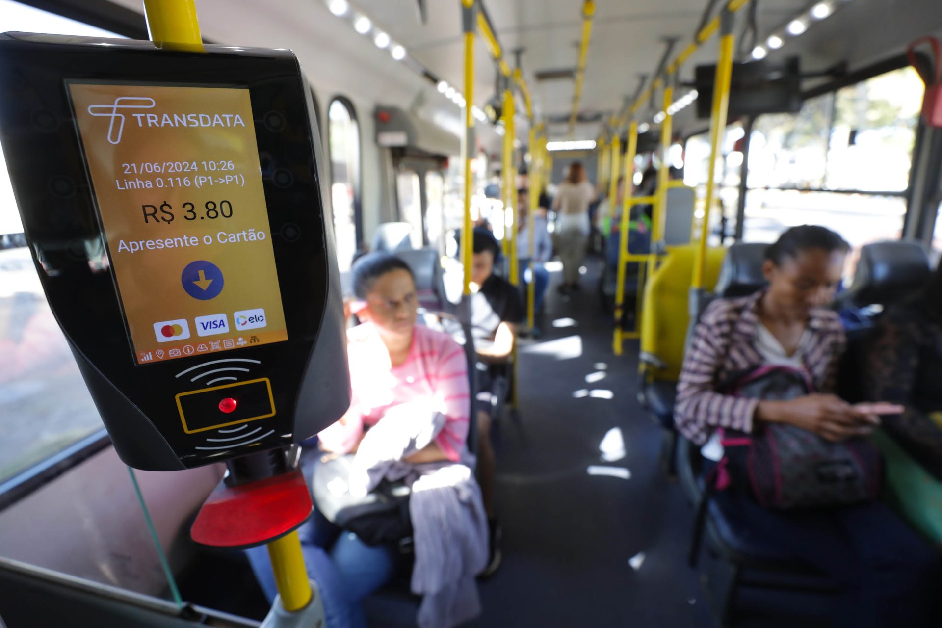 MOBILIDADE URBANA | Mais de mil ônibus do DF circulam com equipamentos que aceitam cartão de crédito ou débito como forma de pagamento