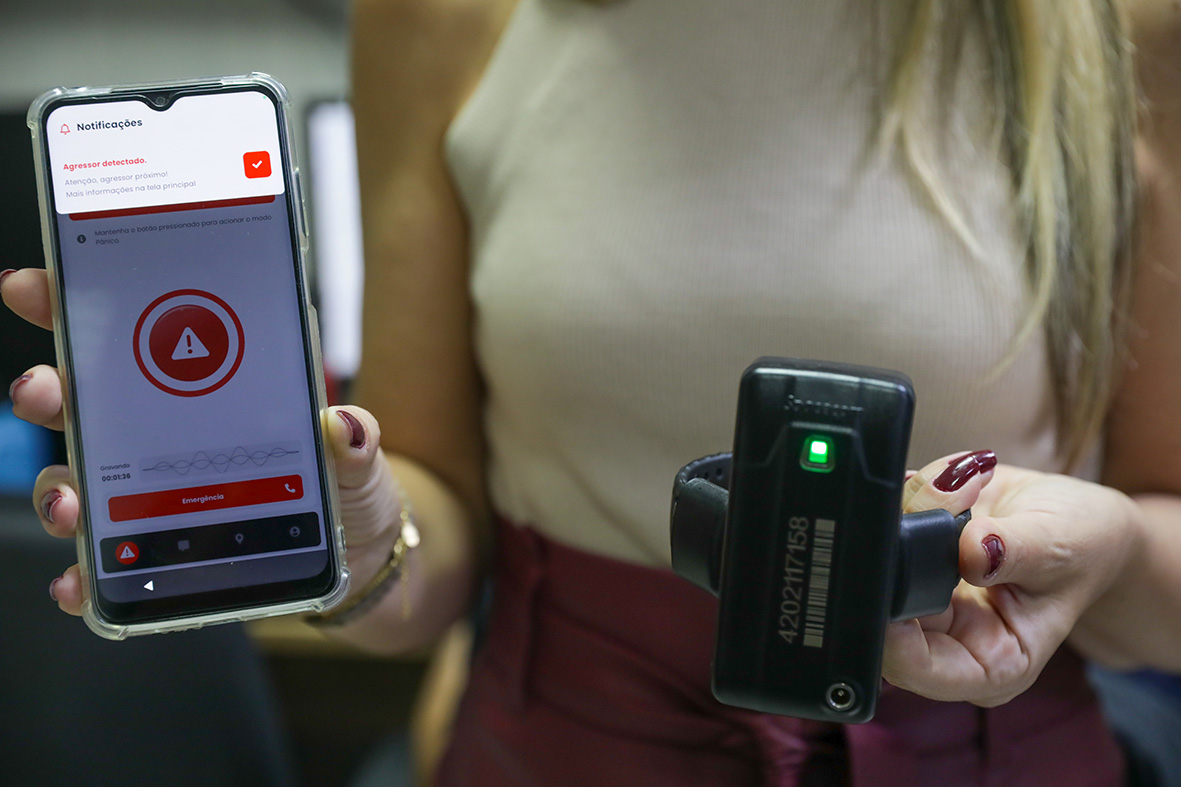 PROTEÇÃO À MULHER | Aplicativo Viva Flor e dispositivo de monitoramento de agressores ajudam a proteger 1,6 mil mulheres do DF