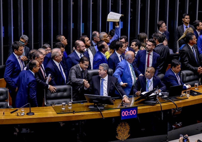 PEC DA ANISTIA | Câmara dos Deputados aprova perdão de R$ 23 bilhões a partidos políticos