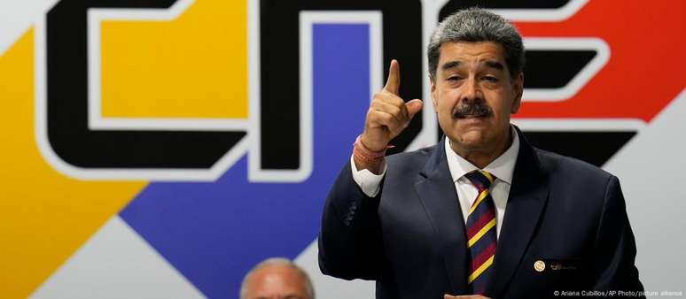 ÀS VÉSPERAS DAS ELEIÇÕES | Maduro fecha as fronteiras da Venezuela e avião com comitiva de observadores é impedido de decolar no Panamá