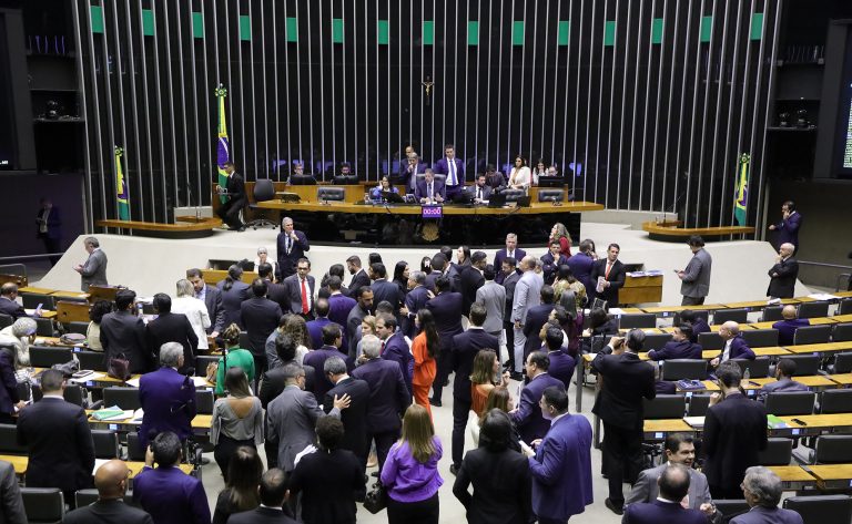 ENSINO MÉDIO | Deputados aprovam mudanças na legislação e proposta segue para sanção presidencial