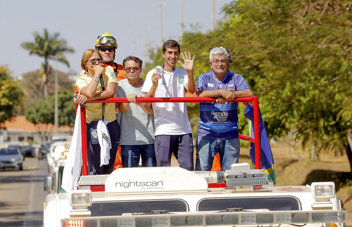 MEDALHISTA DE PRATA EM PARIS | Caio Bonfim é recebido com carreata ao retornar para Sobradinho
