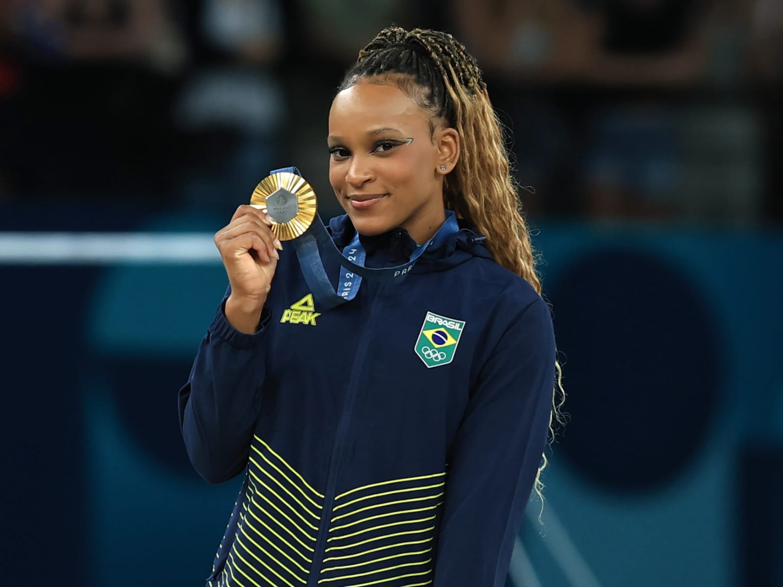 PARIS 2024 | Rebeca Andrade fatura ouro no solo e se torna a maior medalhista do Brasil