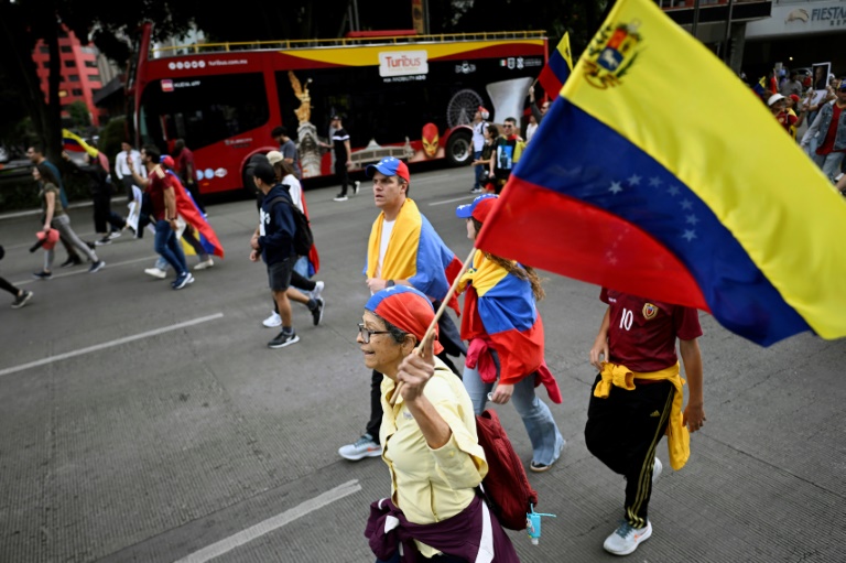 AINDA EM CRISE PÓS-ELEIÇÕES | Venezuela tem suas ruas tomadas por apoiadores do chavismo e opositores
