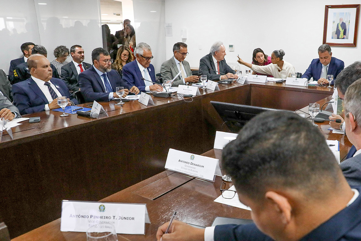 EM REUNIÃO NO PLANALTO | Ibaneis Rocha propõe parceria no combate aos incêndios florestais e aborda ações criminosas