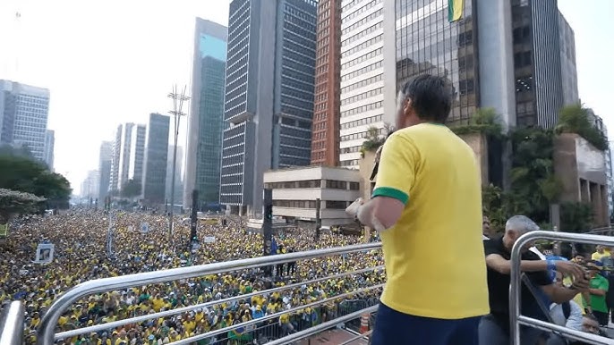 Bolsonaro leva multidão para a Avenida Paulista